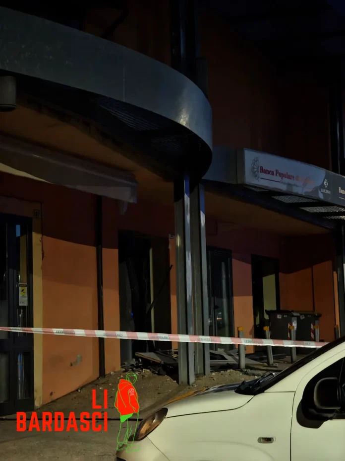 rapina 2 Assalto ai bancomat di Spoleto: sportello Banco Desio di San Giacomo danneggiato dall'esplosione, transennato dai carabinieri