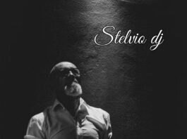 Spoleto sotto le stelle, piazza Garibaldi piena per il memorial di Stelvio Gauzzi Stelvio Gauzzi, il memorial dj scomparso, in un ritratto in bianco e nero dietro la consolle