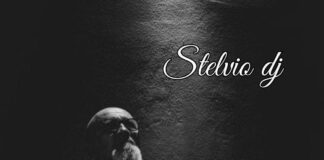 Spoleto sotto le stelle, piazza Garibaldi piena per il memorial di Stelvio Gauzzi Stelvio Gauzzi, il memorial dj scomparso, in un ritratto in bianco e nero dietro la consolle