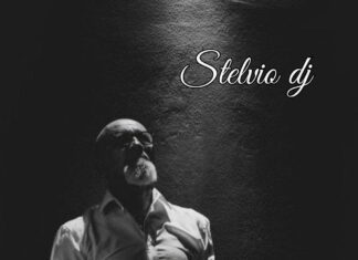 Spoleto sotto le stelle, piazza Garibaldi piena per il memorial di Stelvio Gauzzi Stelvio Gauzzi, il memorial dj scomparso, in un ritratto in bianco e nero dietro la consolle