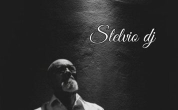 Spoleto sotto le stelle, piazza Garibaldi piena per il memorial di Stelvio Gauzzi Stelvio Gauzzi, il memorial dj scomparso, in un ritratto in bianco e nero dietro la consolle